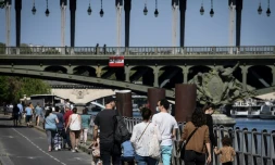 Des promeneurs prĂšs du pont de Bir-Hakeim Ă Paris, le 26 avril 2020