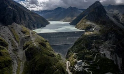 Le barrage de Grande Dixence, haut de 285 mètres, au-dessus d'Hérémence, dans l'ouest de la Suisse, le 22 août 2022
