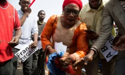 Une femme déchire un drapeau français pendant une manifestation le 10 janvier 2020 à Bamako