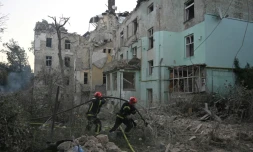 Des secouristes ukrainiens travaillent sur le site d'une attaque de missile à Lviv, dans l'ouest de l'Ukraine, le 4 septembre 2024