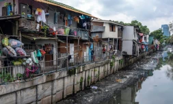 Des déchets plastiques le long du canal Khlong Toei à Bangkok, le 13 septembre 2024