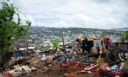 Une femme regarde les maisons détruites dans le bidonville de Cavani par le cyclone Chido, à Mayotte, le 2 janvier 2025