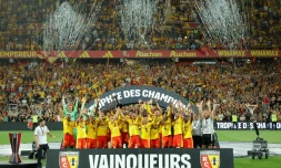 Les joueurs de Lens célèbrent leur titre dans le Trophée des champions après leur victoire 1-0 contre le Paris SG, sur la pelouse de leur stade Bollaert le 16 août 2026