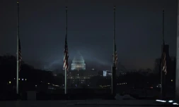 Les drapeaux en berne à Washington, devant le Capitole, le 2 décembre 2018