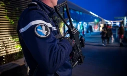 91.000 policiers, gendarmes et militaires mobilisés en France pour les fêtes de Noël comme ce gendarme à Tours, le 23 décembre 2016