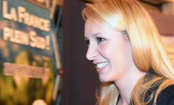 Marion Maréchal Le Pen sourit au Pontet le 6 décembre 2015 après la publication des résultats du premier tour 