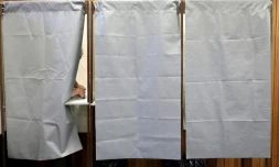 Un homme vote dans un isoloir d'un bureau de vote de la commune de La Possession à La Réunion le 11 juin 2017.