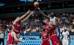 Le Français Mouhammadou Jaiteh (à droite) lors de la défaite des Bleus contre la Géorgie (80-70), en huitième de finale de l'Euro de basket à Riga en Lettonie, le 7 septembre 2025