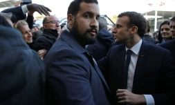 Alexandre Benalla (c) à côté d'Emmanuel Macron (d), le 24 février 2018 à Paris.