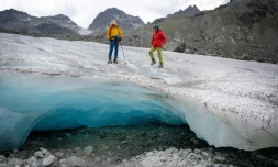 Les glaciologues Andrea Fischer (G) et Violeta Lauria, de l'Académie autrichienne des sciences, marchent sur le glacier Jamtal près de Galtür, en Autriche, le 20 juillet 2022
