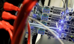 Des cables dans un centre de données dans la banlieue de Dublin, le 10 décembre 2018