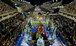 Un char d'une école de samba sur le sambadrome de Rio, lors du Carnaval le 21 février 2015