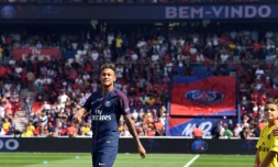 Neymar Jr, le footballeur le plus cher de la planète, présenté au public du Parc des Princes avant le match PSG-Amiens, le 5 août 2017