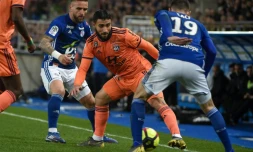 Le meneur de jeu de Lyon Nabil Fékir (c) entre deux joueurs strasbourgeois, le 9 mars 2019 à Strasbourg
