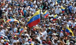 Des partisans de Juan Guaido réunis le 2 février 2019 à Caracs brandissent des drapeaux vénézuéliens