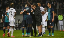 Joueurs et staff du FC Porto tentent de dissuader Moussa Marega de quitter le terrain lors du match contre le Vitoria à Guimaraes, le 16 février 2020