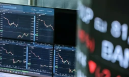 Des écrans d'indices boursiers dans le bâtiment de la bourse Euronext, à La Défense, à l'ouest de Paris, le 7 avril 2025