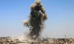 De la fumée s'élève d'un quartier tenu par les rebelles à Daraa (sud de la Syrie) après un frappe aérienne supposée le 22 mai 2017