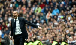 L'entraßneur du Real Madrid Zinédine Zidane replace ses joueurs opposés à l'Athletic Bilbao à Santiago Bernabeu, le 13 février 2016