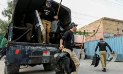 Des policiers arrivent pour être déployés dans le cadre des manifestations en cours du parti d’opposition Pakistan Tehreek-e-Insaf (PTI), qui réclame la libération de l’ancien Premier ministre Imran Khan, emprisonné, à Peshawar, le 11 octobre 2026