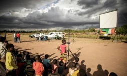 Des habitants du village Alua, dans le nord du Mozambique, s'apprêtent à regarder le quart de finale Uruguay-France, le 6 juillet 2018