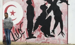 Un homme devant un graffiti que la place Mohamed Bouazizi, dans le centre de Sidi Bouzid, le 27 octobre 2020