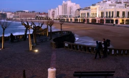 La Grande Plage de Biarritz, quasiment deserte samedi soir, en plein couvre-feu élargi à 18H pour lutter contre l'épidémie de Covid-19