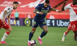 L'attaquant néerlandais Memphis Depay (c) aux prises avec le milieu de Monaco, Youssouf Fofana (d), lors du match de Ligue 1 à Monaco, le 2 mai 2021