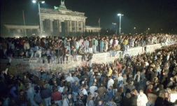 Des habitants de Berlin-Est grimpent sur le Mur, le 10 novembre 2019