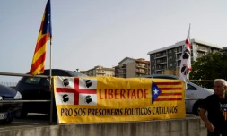 Une banderole avec les drapeaux sarde et catalan devant la cour d'appel de Sassari en Sardaigne (Italie), le 24 septembre 2021