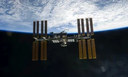 Un vaisseau Soyouz transportant deux cosmonautes russes et un astronaute américain a quitté la Station spatiale internationale et devrait atterrir au Kazakhstan