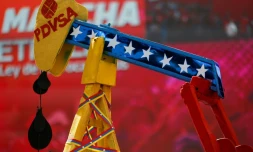 Une fausse plateforme de forage pétrolier vue lors d'une marche convoquée par le Parti socialiste unifié du Venezuela (PSUV) en soutien à la Loi sur les hydrocarbures et exigeant la libération de Maduro, à Caracas, le 29 janvier 2026