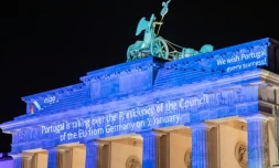 La porte de Brandebourg à Berlin illuminée pour marquer la fin de la présidence allemande et le début de la présidence portugaise de l'UE, le 31 décembre 2020 à minuit