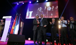 L'ancien Premier ministre français François Fillon (LR, à g) et le candidat aux régionales en Normandie Hervé Morin (c) durant une réunion publique le 7 décembre 2015 à Caen