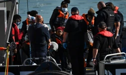 Des migrants récupérés en mer, emmenés au port de Douvres à bord d'un bateau des garde-côtes britanniques, le 16 juin 2022