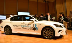 Une Lexus GS450h de Toyota baptisée "Highway Teammate" présentée à Tokyo, le 6 octobre 2015