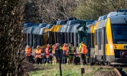 Des secouristes sur le site d'une collision entre deux trains entre les villes de Hillerod et de Kagerup, au nord de Copenhague, le 23 avril 2026 au Danemark