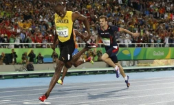 Le Jamaïcain Usain Bolt vainqueur du 200 m et le Français Christophe Lemaitre, 3e, lors des JO de Rio le 18 août 2016