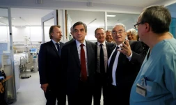 Francois Fillon (g) lors d'une visite de la clinique Marie Lannelongue au Plessis-Robinson, le 14 décembre 2016