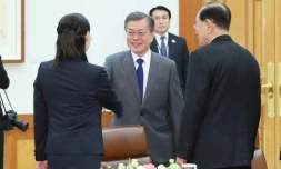 Le président de Corée du sud Moon Jae-in accueille Kim Yo Jong, la soeur du leader nord-coréen au palais présidentiel de Séoul, le 10 février 2018
