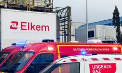 Des camions de pompiers devant l'usine chimique Elkem Silicones, aprÚs une explosion, le 22 décembre 2025 à Saint-Fons, dans le RhÎne