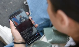 Une femme écoute le discours du Premier ministre arménien Nikol Pachinian dans le centre d'Erevan, le 20 septembre 2023