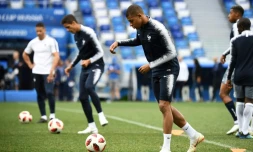 Séance d'entraînement pour Kylian Mbappé, Raphaël Varane et leurs coéquipiers à Nijni Novgorod, le 5 juillet 2018, à la veille du match contre l'Uruguay