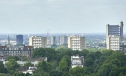La tour Grenfell détruite par un incendie (g) vue depuis l'une des cinq tours de l'ensemble Chalcots, le 23 juin 2017 à Londres