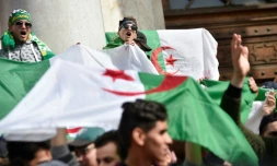 Des étudiants algériens manifestent à Alger le 5 mars 2019, une dizaine de jours après le début d'un mouvement de contestation inédit contre le président Abdelaziz Bouteflika qui se présente à un 5e mandat