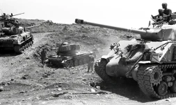 Une photographie fournie par le service de presse de l'armée israélienne, montrant des tanks avançant sur un terrain accidenté du plateau du Golan, le 10 juin 1967