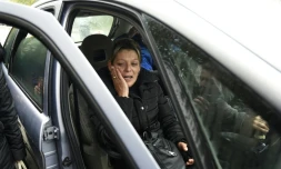 Adele Vinterstein en pleurs le 21 octobre 2015 dans le camp de gens du voyage à Moirans