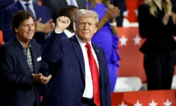 L'ancien président américain Donald Trump, un pansement sur l'oreille, lÚve le poing, à son arrivée à la convention républicaine de Milwaukee, le 15 juillet 2024 dans le Wisconsin