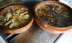 Des plats de cassoulet dans les cuisines du chef français Jean-Claude Rodriguez, au restaurant Château Saint-Martin de Carcassonne le 4 mars 2016
