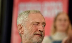 Le leader du Parti travailliste Jeremy Corbyn fait un clin d'oeil à un collègue lors d'un meeting politique à Hastings le 17 janvier 2019
